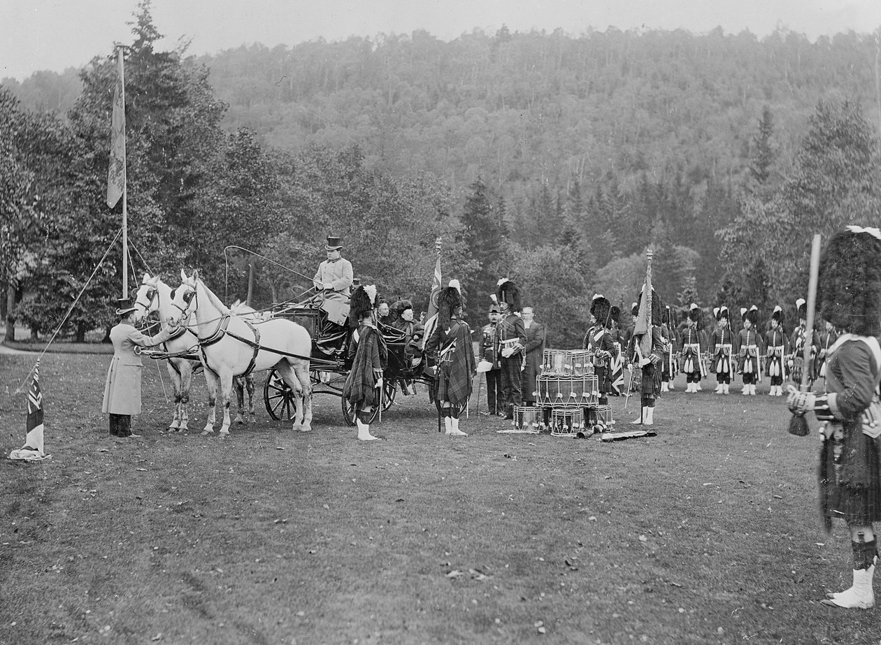 Královna Viktorie představující barvy Cameron Highlanders, 1873 od English Photographer