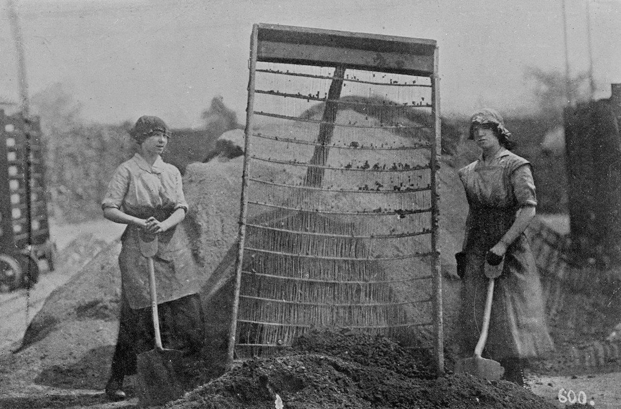 Riddling Cinders, fotografie válečné kanceláře, 1916 (černobílá fotografie) od English Photographer
