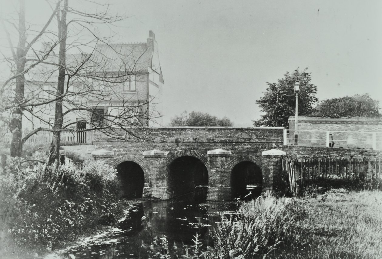 Roe Bridge, Mitcham Lane, 1897 od English Photographer