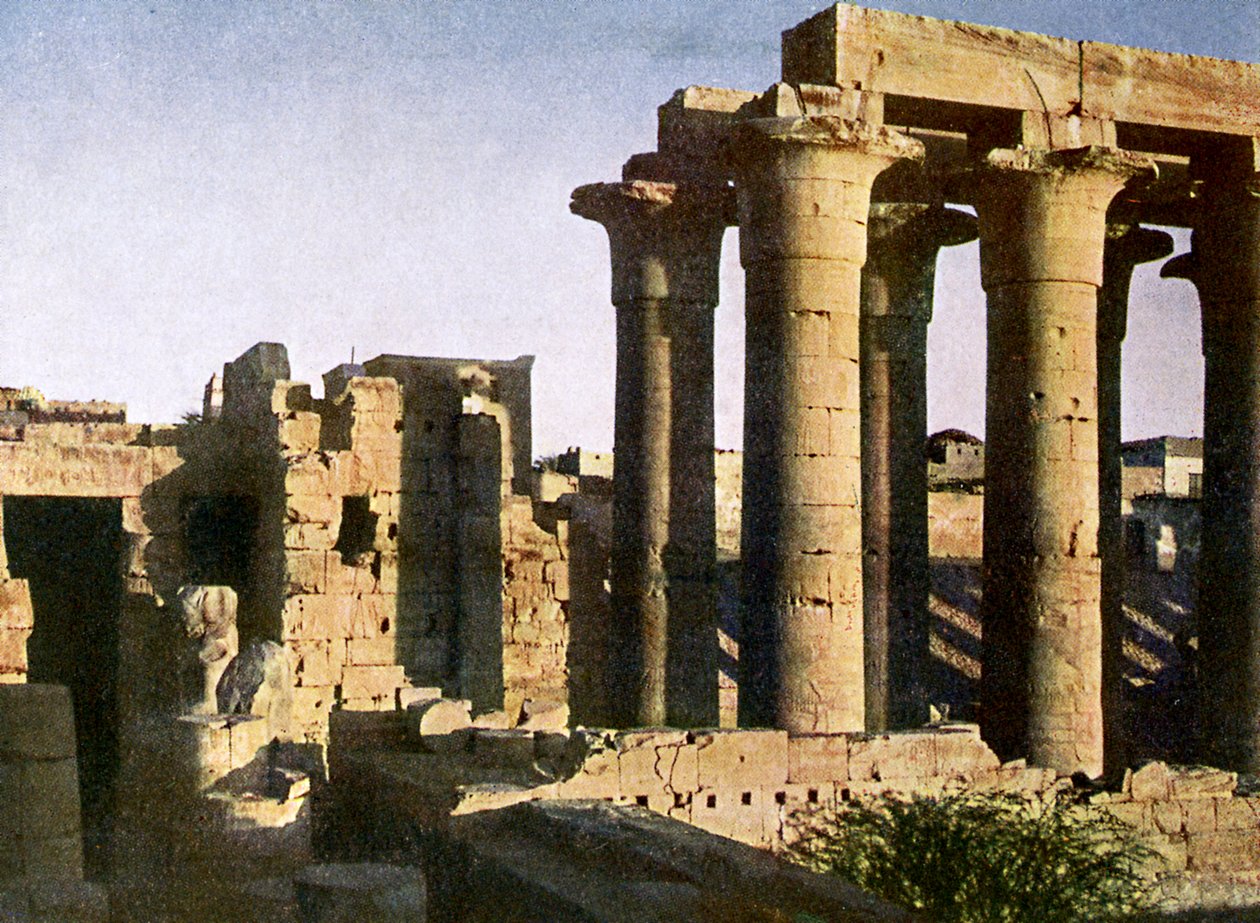 Ruiny sloupoví v chrámu v Luxoru, Egypt. od English Photographer