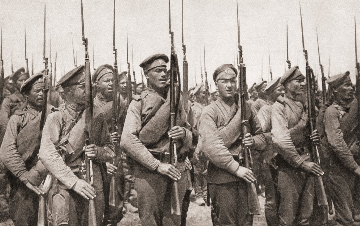 Ruská pěchota na přehlídce a předvádění zbraní během první světové války, z The Illustrated War News, 1915 od English Photographer