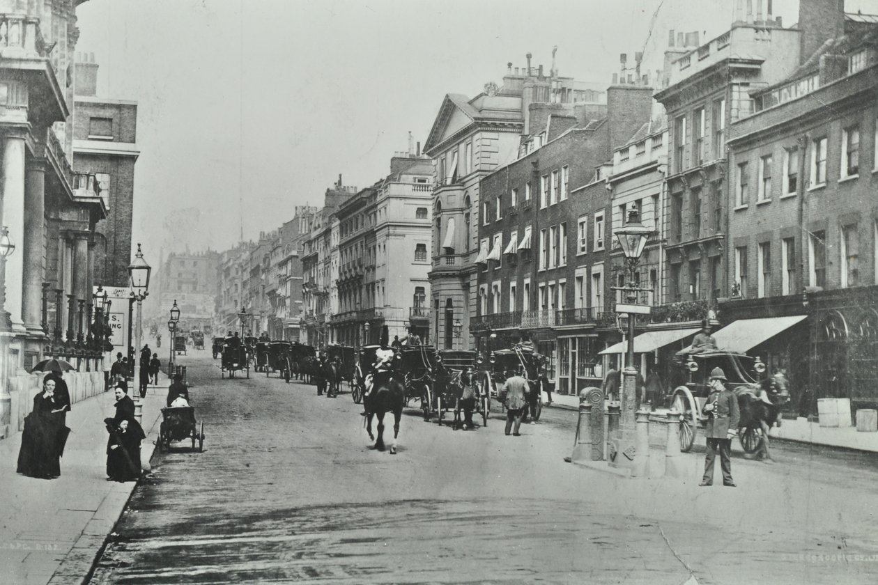 Saint Jamess Street, Westminster LB: při pohledu na sever od Pall Mall, 1895 od English Photographer
