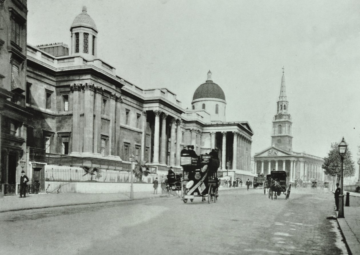 Saint Martin in the Fields a The National Gallery, Trafalgar Square, Westminster LB: severní strana při pohledu na východ, 1896 od English Photographer