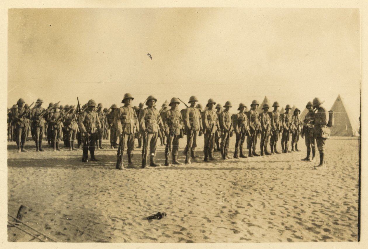 Předvádí část mé Coy na přehlídce v Shusha - Libyjská poušť 6:30, září 1916 (černobílá fotografie) od English Photographer