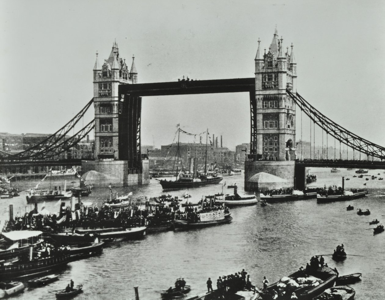 Lodě proplouvají pod Tower Bridge, 1894 od English Photographer