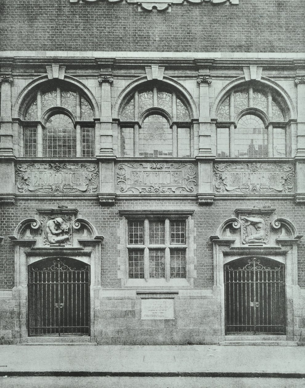 Shoreditch Public Baths: exteriér, 1898 od English Photographer