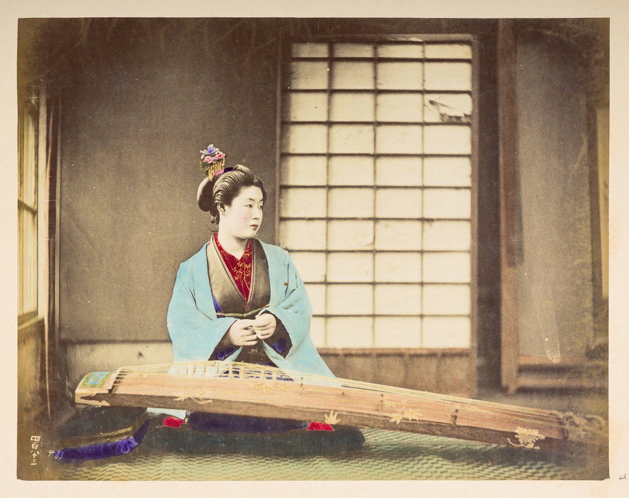 Zpívající dívky [Japonsko], Studiový portrét Japonky, sedící se strunným nástrojem (druh citery) položeným na podlaze před ní,  Fotograf: Neznámý  Lucas Collection: Fotografický záznam světového turné Charlese Jamese a Mo od English Photographer