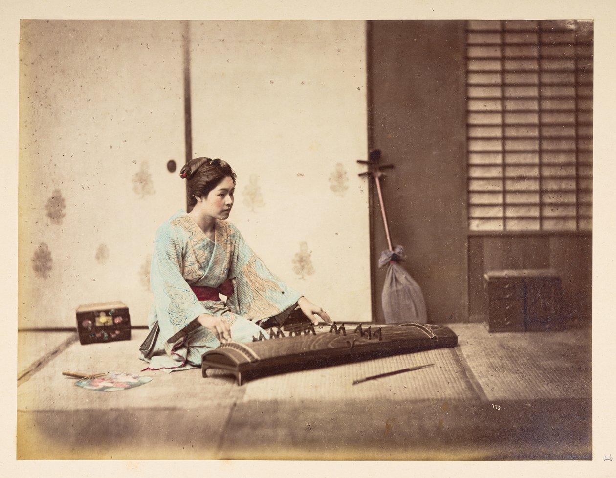 Zpívající dívky [Japonsko], Studiový portrét mladé Japonky sedící na tatami hrající na strunný nástroj,  Fotograf: Neznámý  Lucas Collection: Fotografický záznam světového turné Charlese Jamese a Mortona P, Lucase od English Photographer