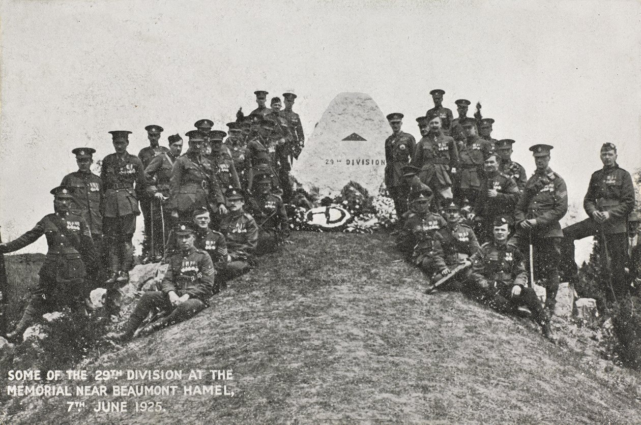 Někteří z 29. divize u památníku poblíž Beaumont Hamel, 7. června 1925 od English Photographer