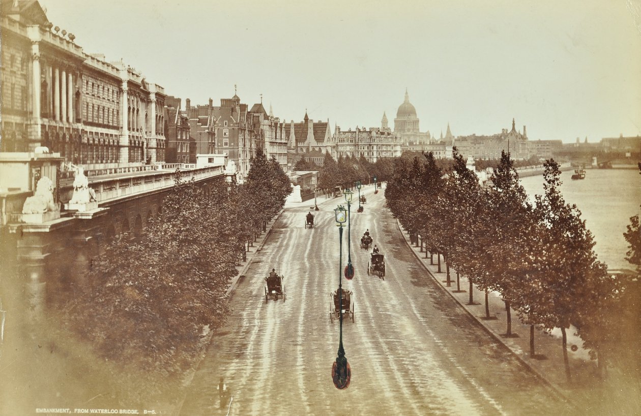 Somerset House, Victoria Embankment, Westminster LB: při pohledu na sever od Waterloo Bridge, 1895 od English Photographer