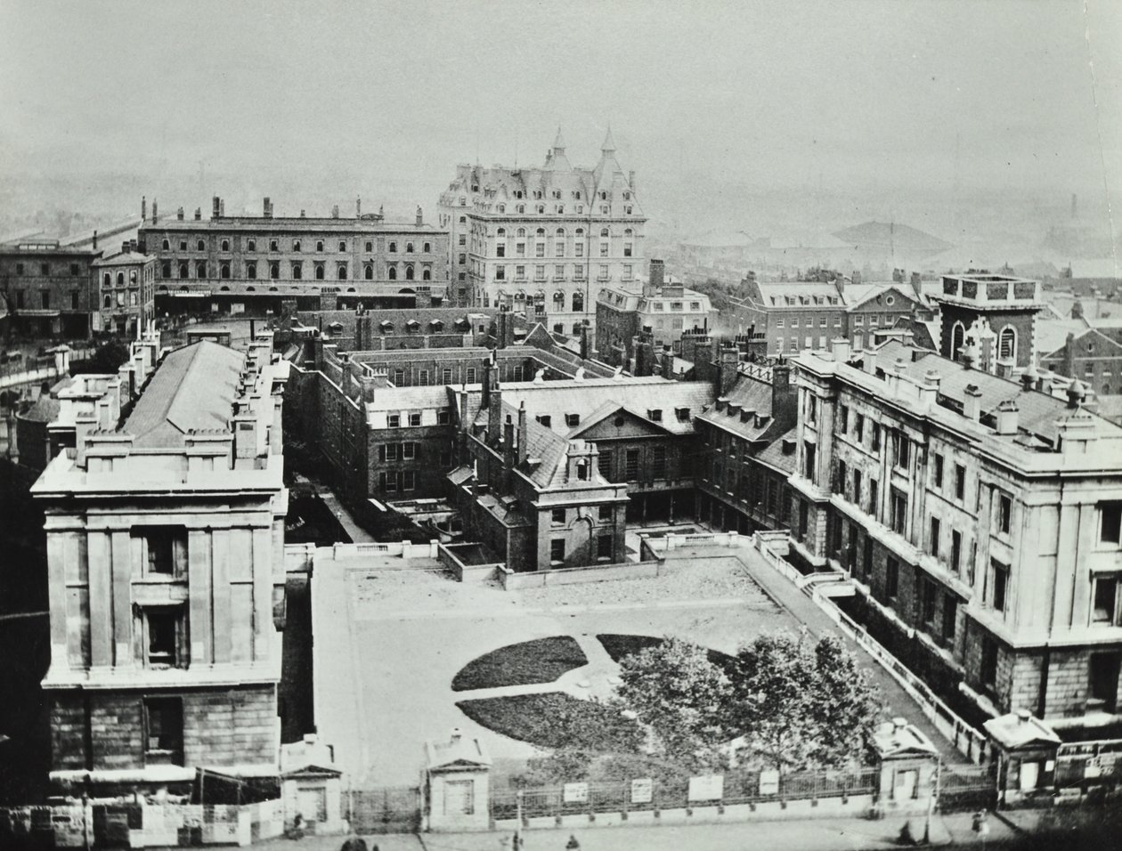 St Thomas Hospital: zvýšený pohled na exteriér, 1862 od English Photographer