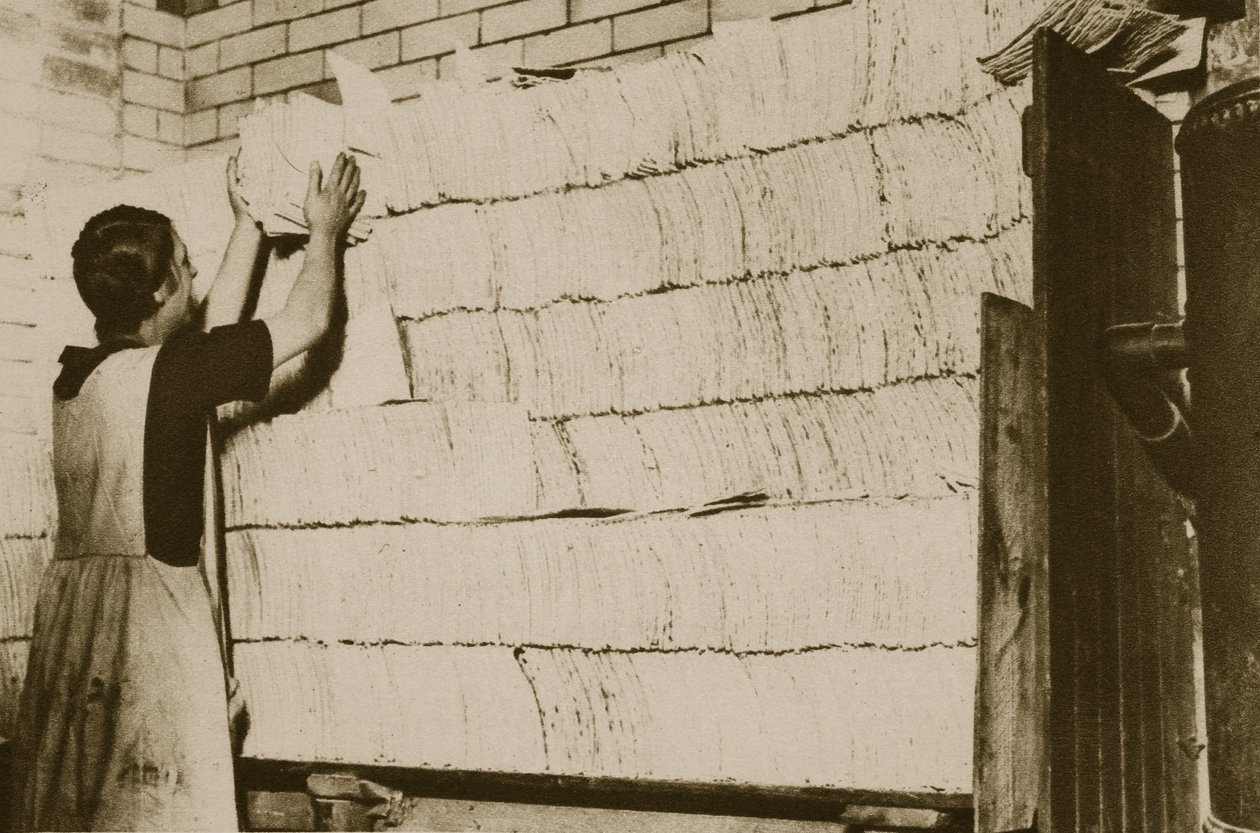 Skládání nekvašeného chleba na Pesach v hebrejské pekárně (sépiová fotografie) od English Photographer