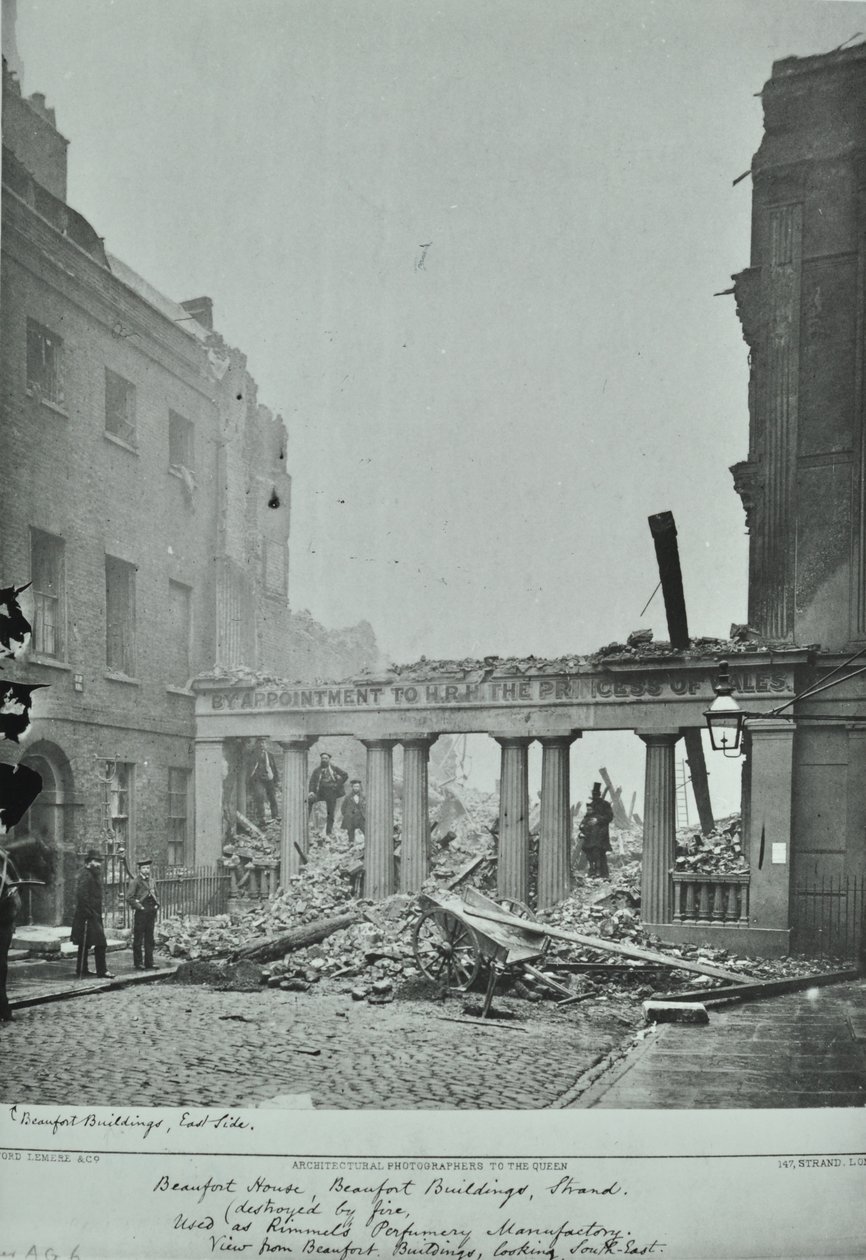 Strand, Westminster LB: Beaufort Buildings, poškození ohněm, 1890 od English Photographer