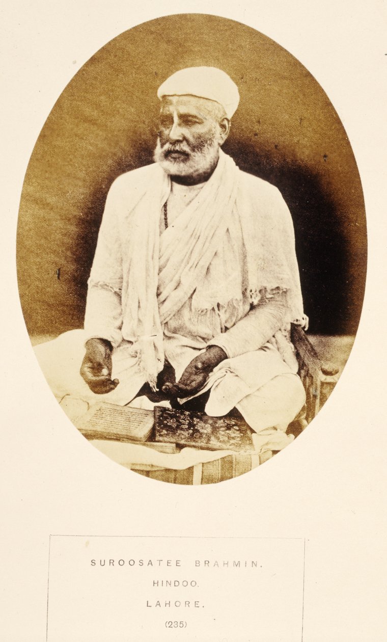 Suroosatee Brahmin, Hindoo, Lahore, od The People of India, J. Forbes Watson, publikoval 1868 (tisk alba) od English Photographer