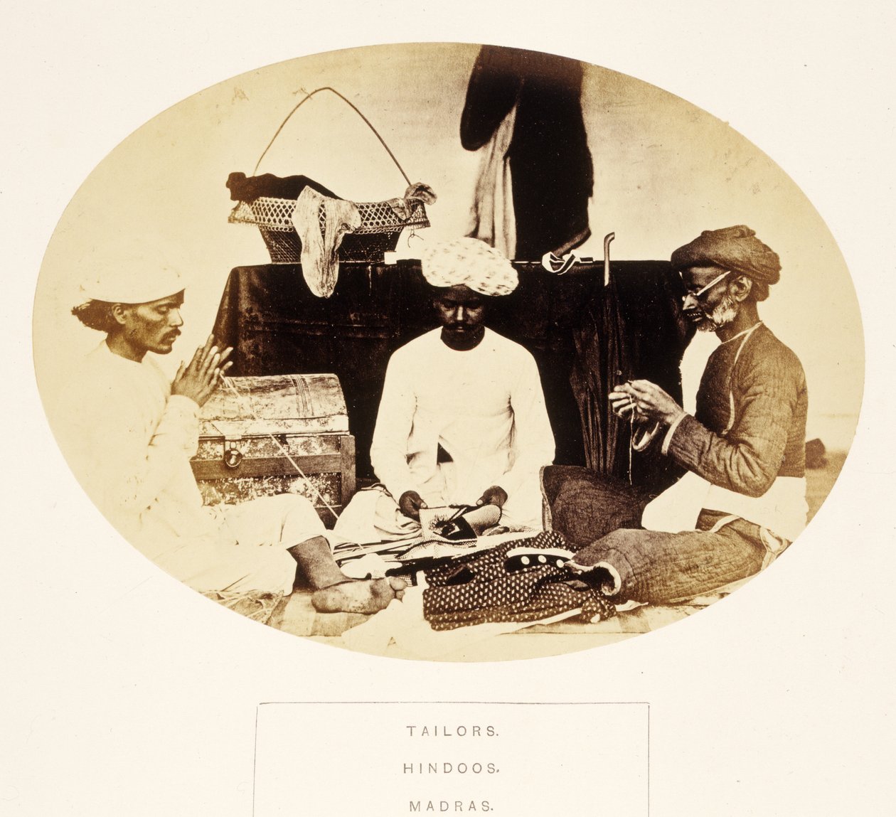 Tailors, Hindoos, Madras, from The People of India, J. Forbes Watson, publikoval 1868 (tisk alba) od English Photographer
