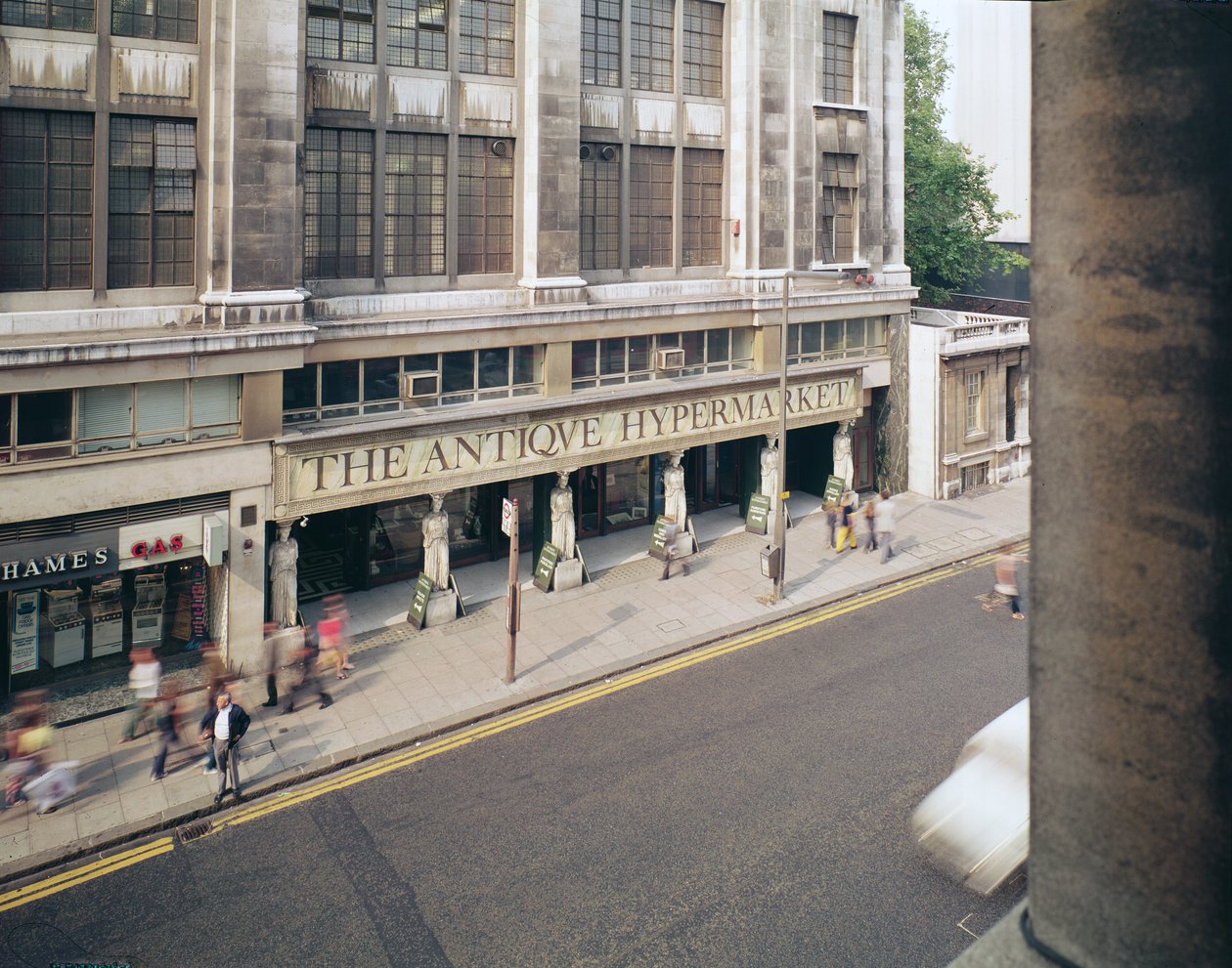 Antique Hypermarket, Kensington High Street od English Photographer
