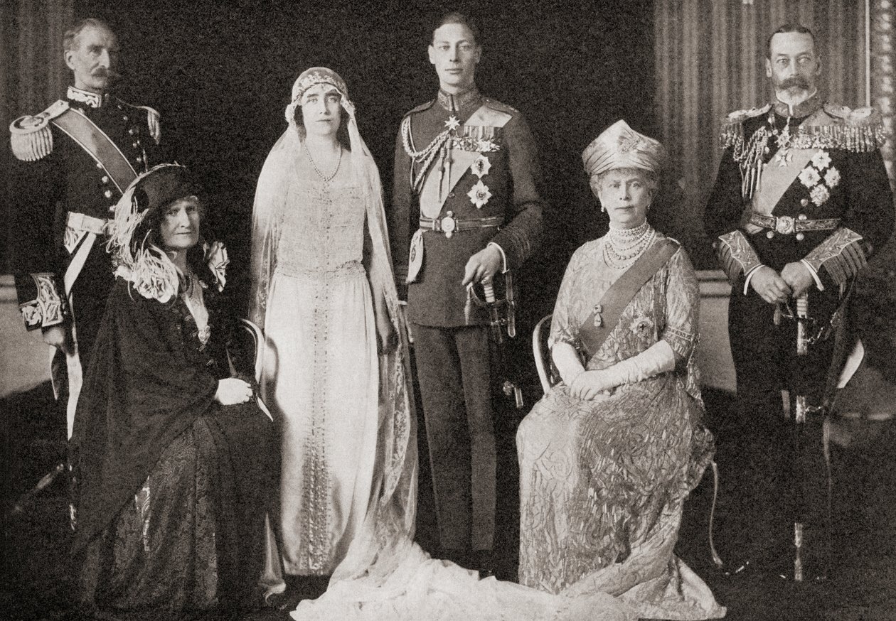 Britská královská rodina na svatbě vévody a vévodkyně z Yorku, 1923, z Příběhu dvaceti pěti let, vydaného v roce 1935 od English Photographer