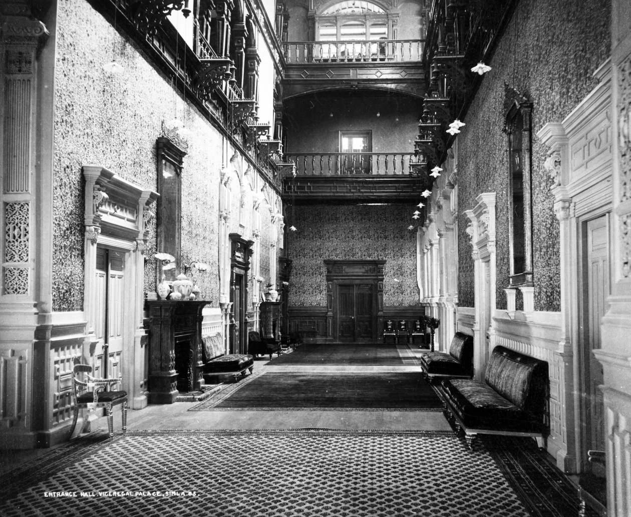 Vstupní hala viceregalského paláce, Simla, c.1890 od English Photographer