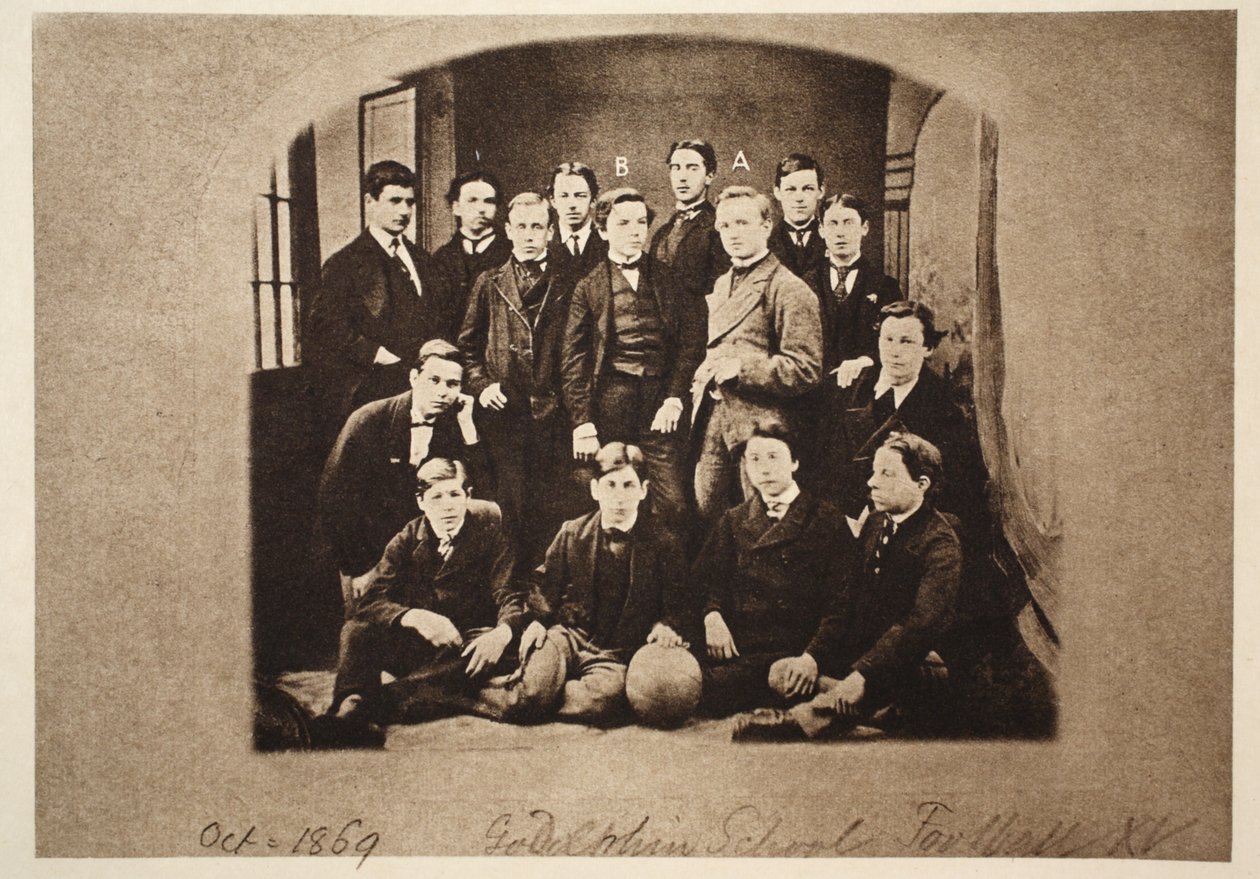 The Godolphin School Football SXV, včetně (a) Harry Wearne a (b) Sir Leander Starr-Jameson, 1869 (sépiová fotografie) od English Photographer