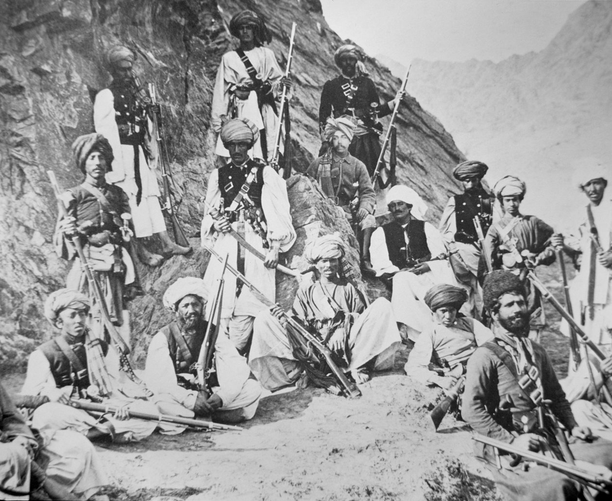 Chán z Lalpury s některými svými válečníky (černobílá fotografie) od English Photographer