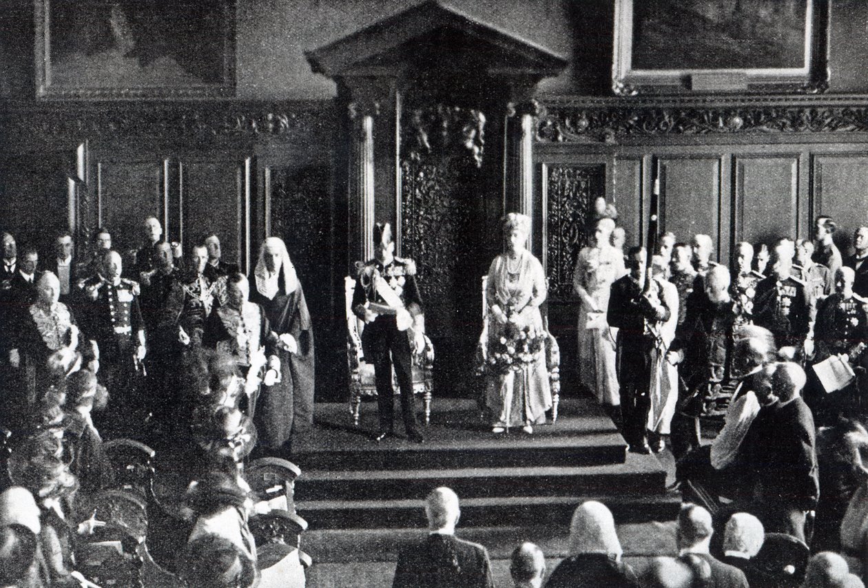 Král se obrací na irský lid s výzvou k míru na radnici, ilustrace z "The Queen", 2. července 1921. od English Photographer
