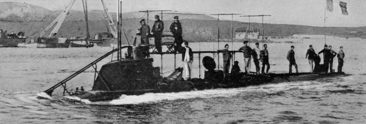 The Lost Lutin: The French Submarine opouštějící Bizerta Harbour na své poslední cestě, publikovaná v The Graphic, 27. října 1906 od English Photographer