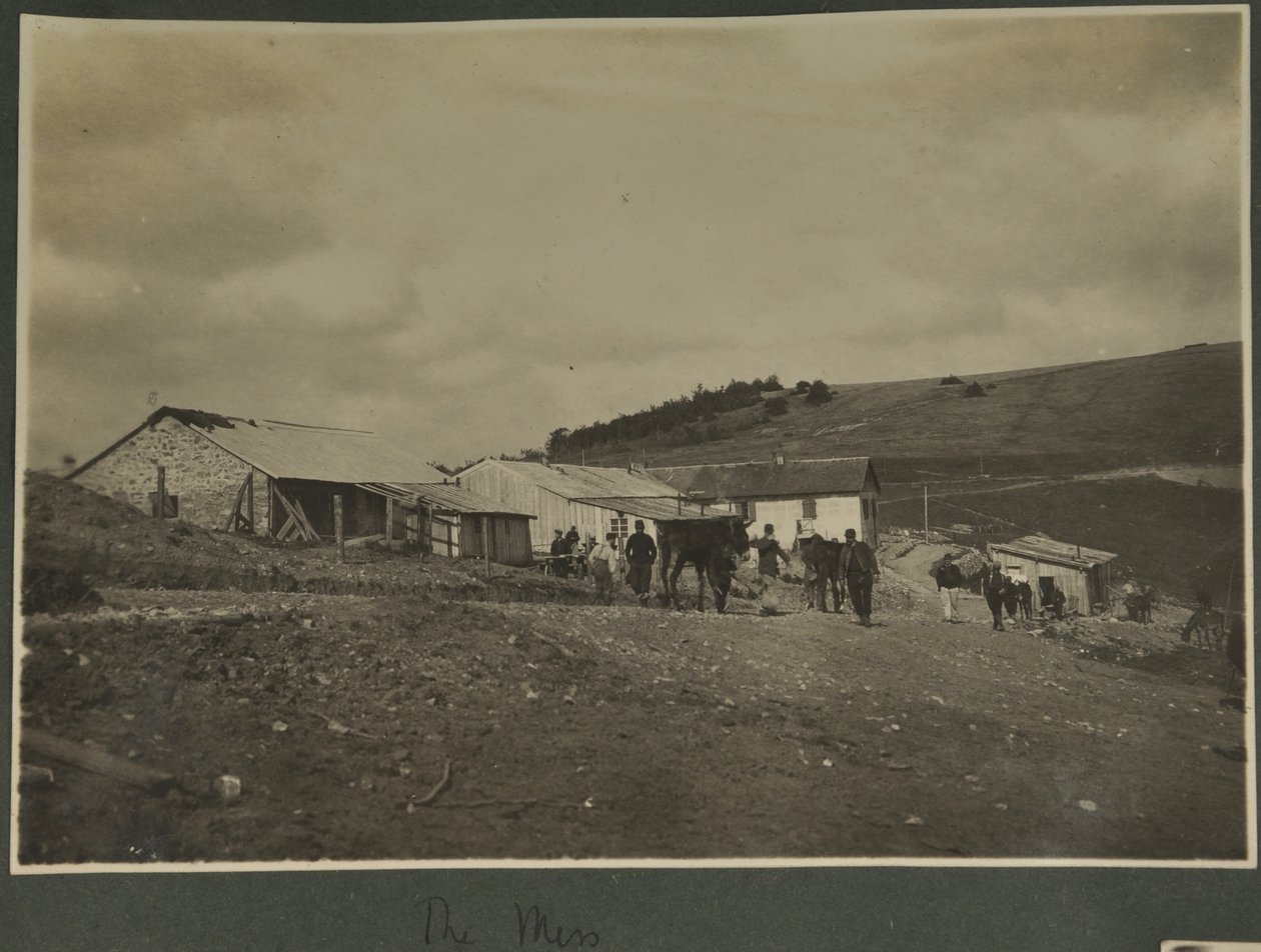 The Mess, pravděpodobně na tréninkové stanici Sound Ranging zřízené ve Vosges, 1915 od English Photographer