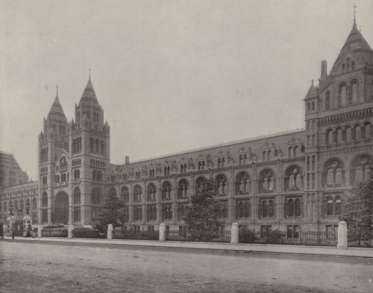 Přírodovědné muzeum (čb fotografie) od English Photographer