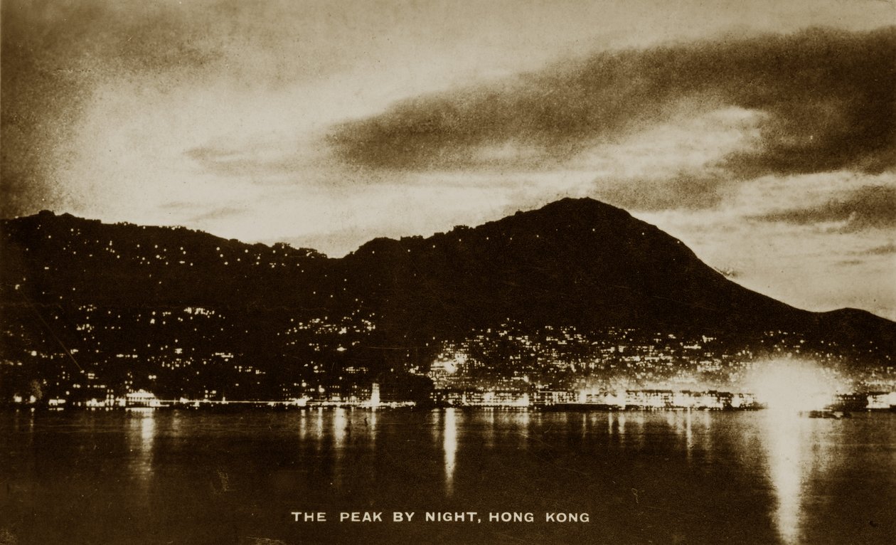 The Peak at Night, Hong Kong, z alba fotografií týkajících se služby Pte H. Chicka, 1940 od English Photographer