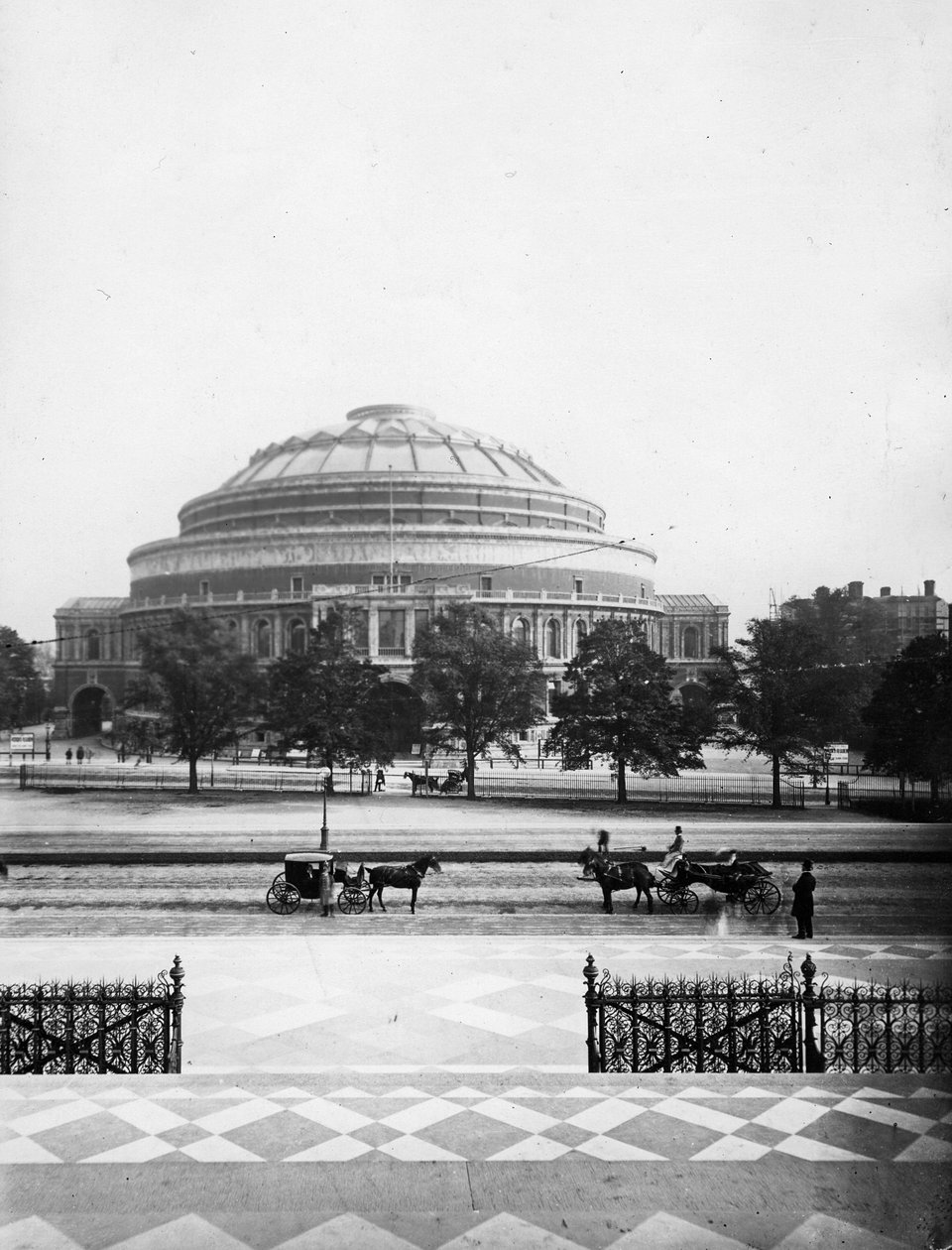 Royal Albert Hall, Londýn, kolem 80. let 19. století od English Photographer