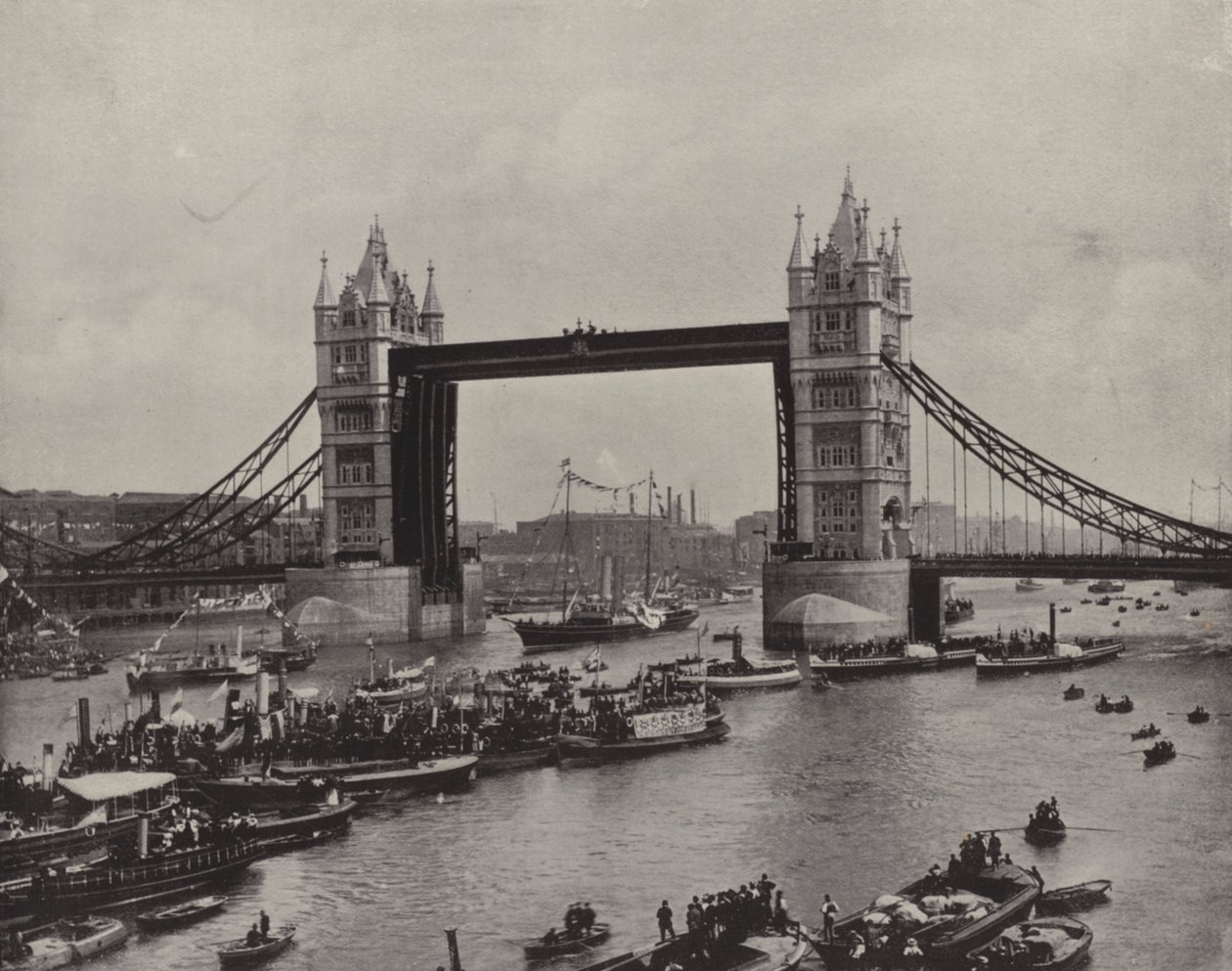 Tower Bridge, pohled na východ (čb fotografie) od English Photographer