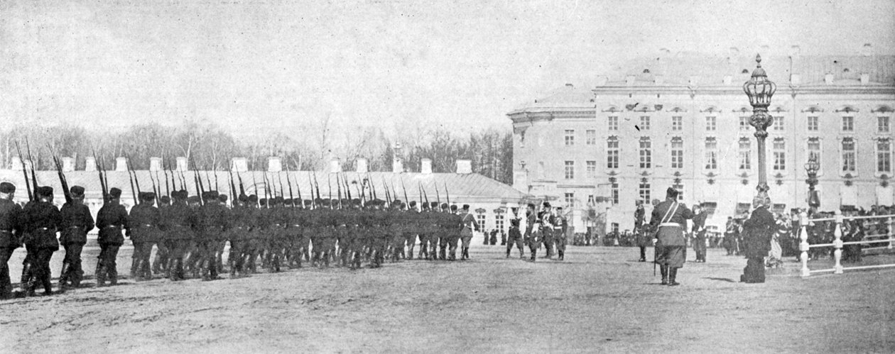 Vojska přinášející barvy do královského paláce, ilustrace z Krále, 25. května 1901 od English Photographer