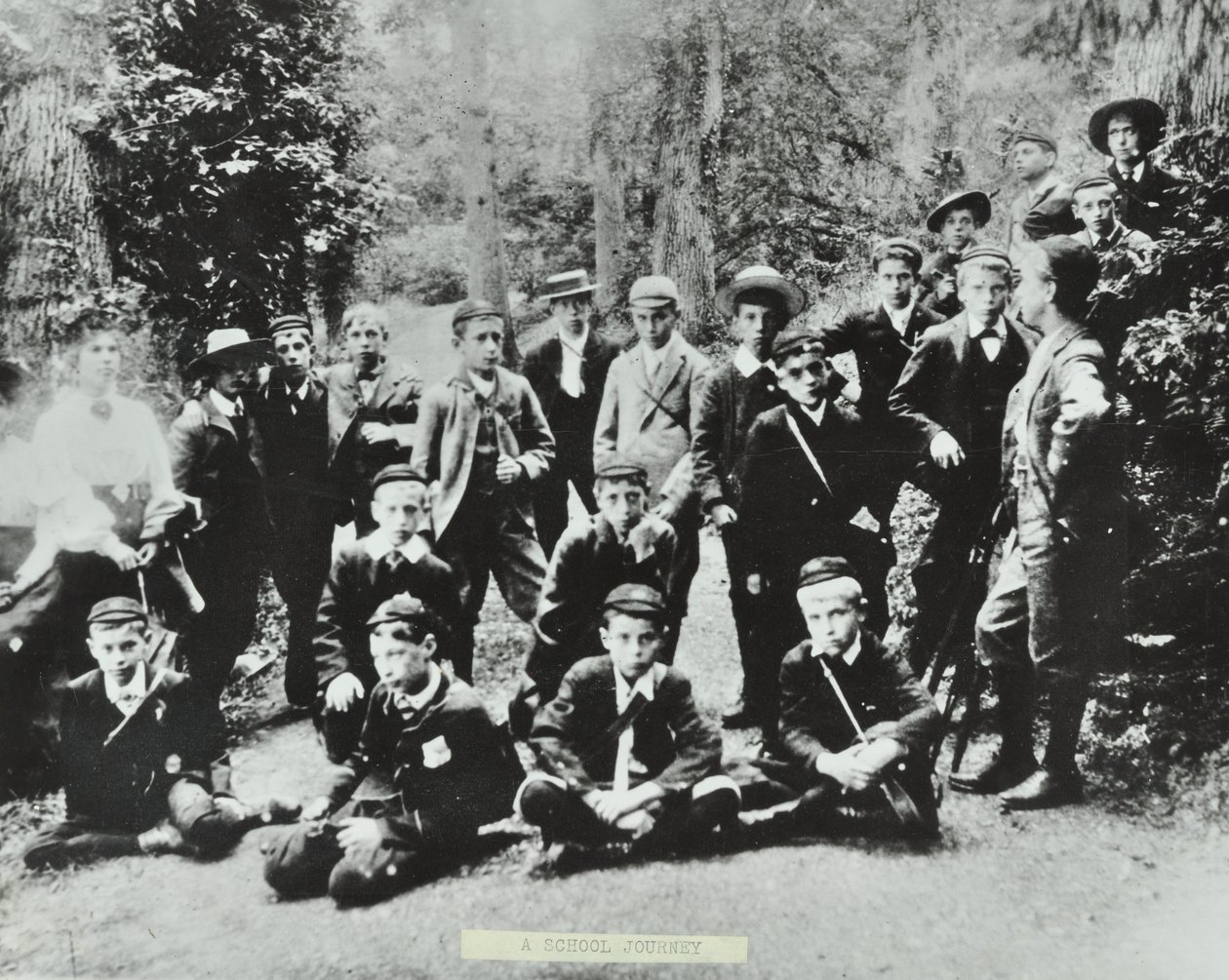První školní cesta London School Board. Děti z Bell Road Higher Grade School, Peckham navštěvují důl ve Forest of Dean, 1896 od English Photographer