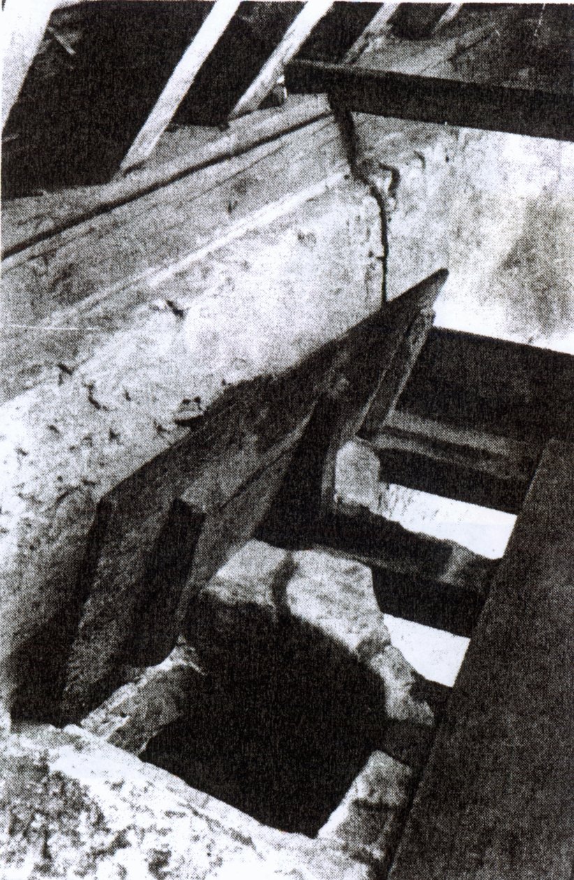 Kněží skrývající díru ve schodišti v Sawston Hall navrženou a vyrobenou jezuitským mučedníkem a světcem Nicholasem Owenem kolem roku 1935 od English Photographer