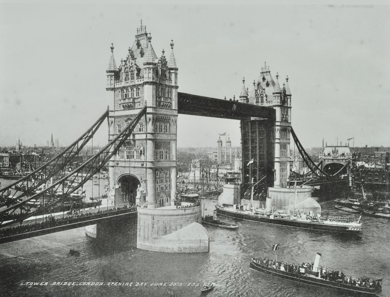 Tower Bridge v den svého otevření, 1894 od English Photographer