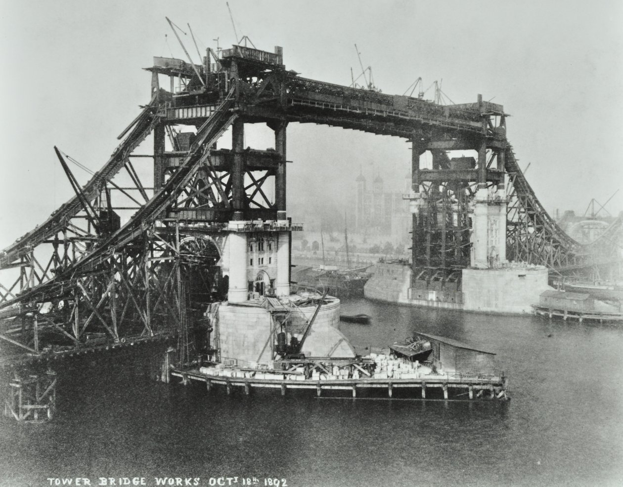Tower Bridge ve výstavbě, 1892 od English Photographer