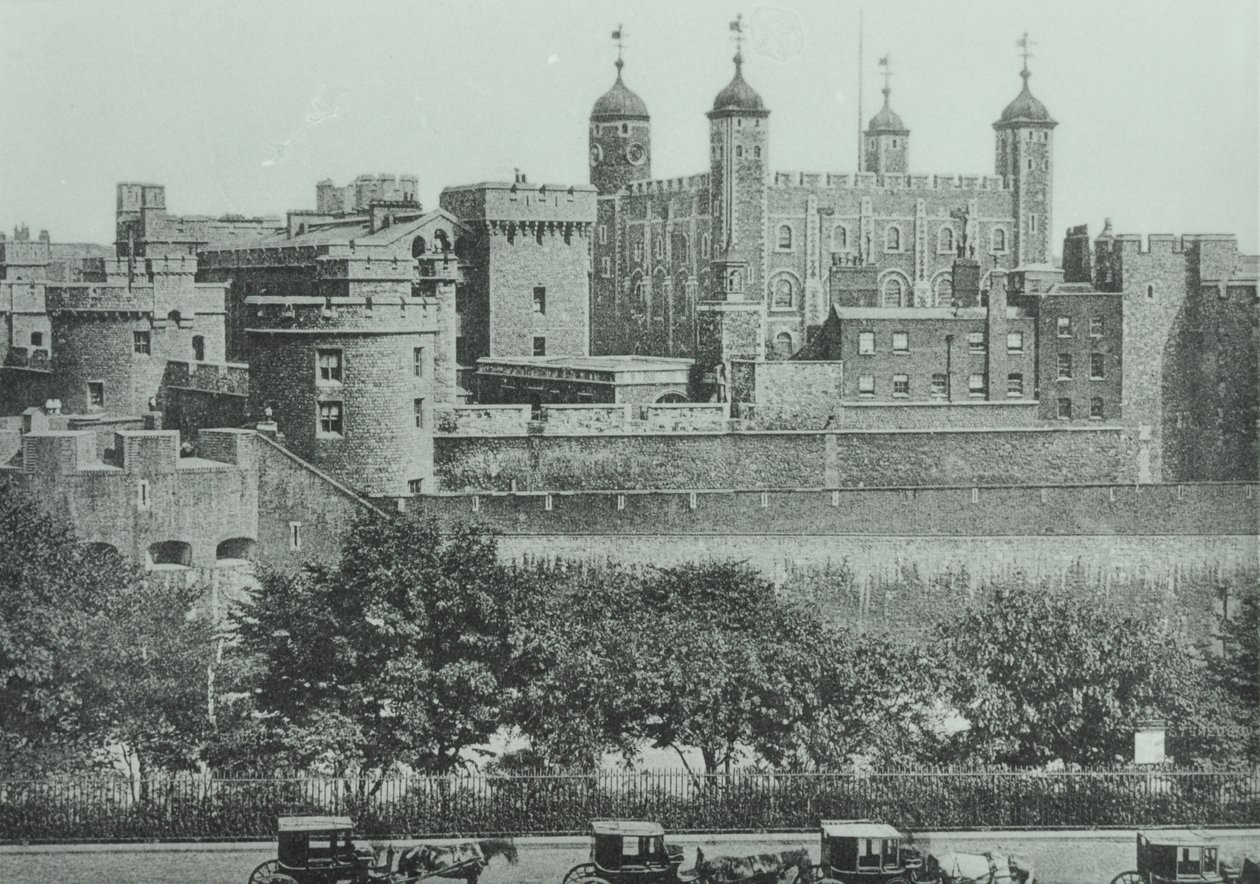 Tower Hill: pohled na Tower of London, 1895 od English Photographer