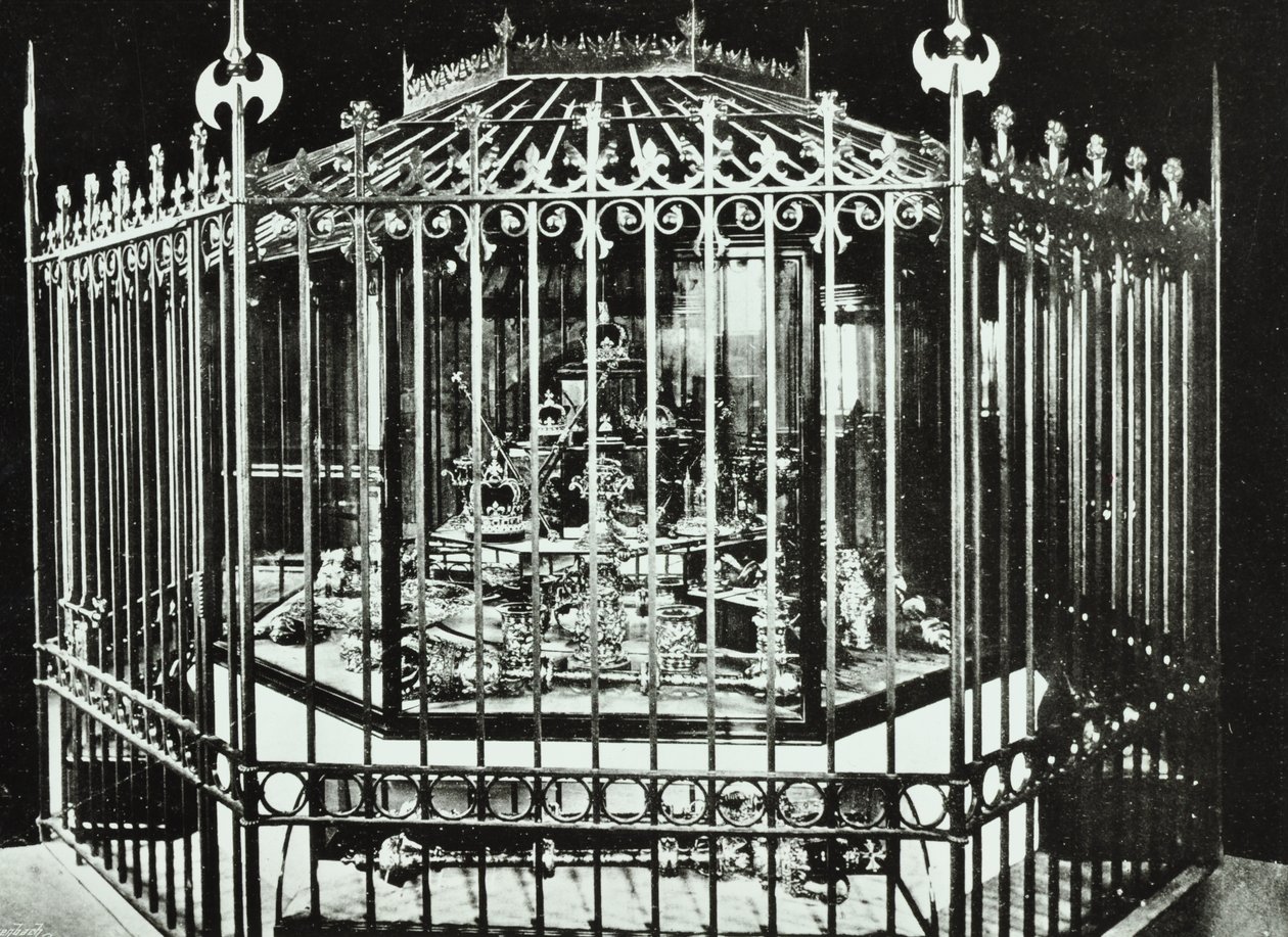 Tower of London, Tower Hill: Crown Jewels, 1890 od English Photographer