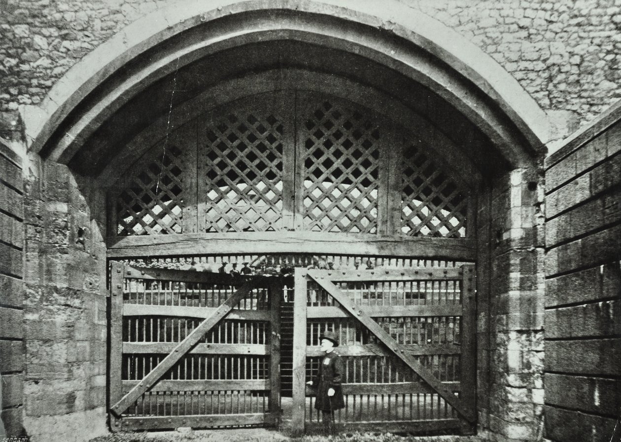 Tower of London, Tower Hill: Traitors Gate, 1890 od English Photographer