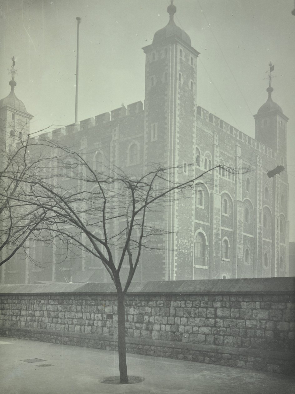 Tower of London, Tower Hill: Bílá věž, 1899 od English Photographer