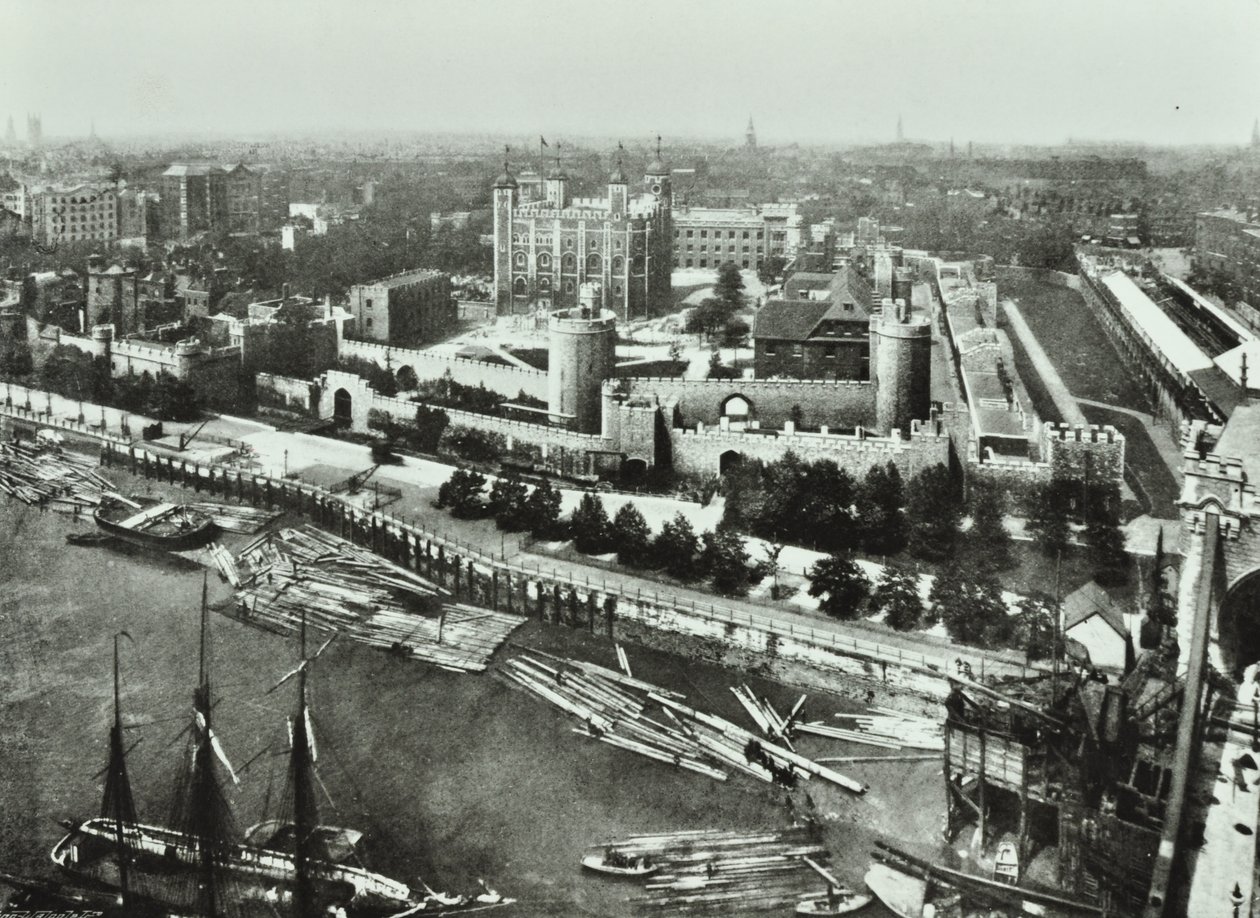 Tower of London, Tower Hill: z Tower Bridge, 1890 od English Photographer