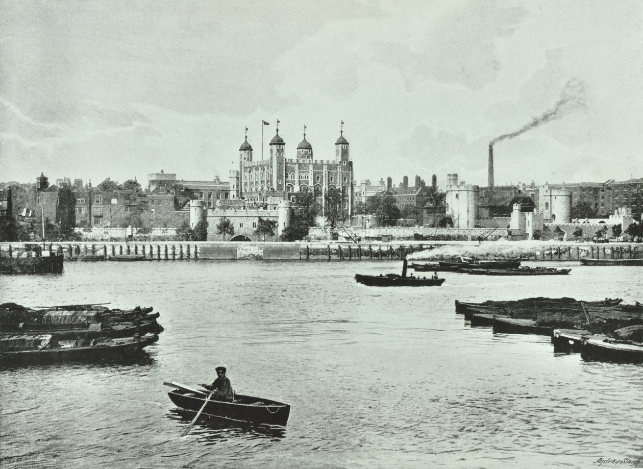 Tower of London, Tower Hill: od řeky, 1895 od English Photographer