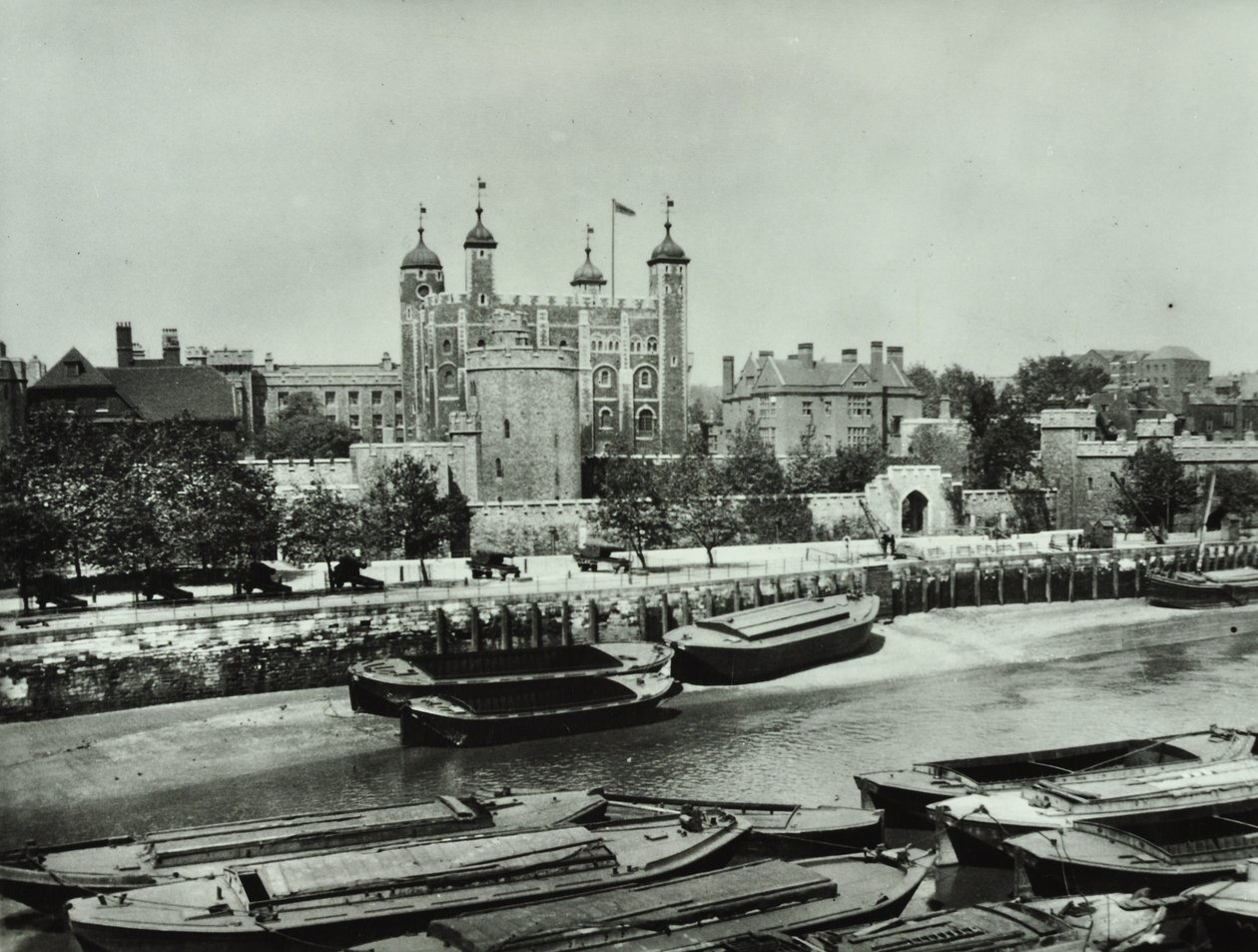 Tower of London, Tower Hill: od řeky, 1895 od English Photographer