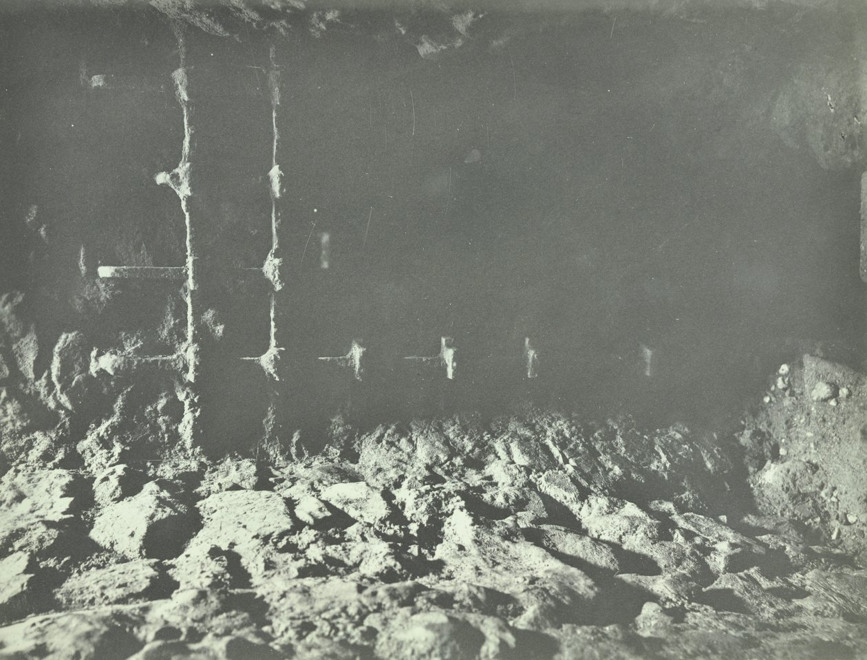 Tower of London, Tower Hill: podzemní chodby, 1899 od English Photographer
