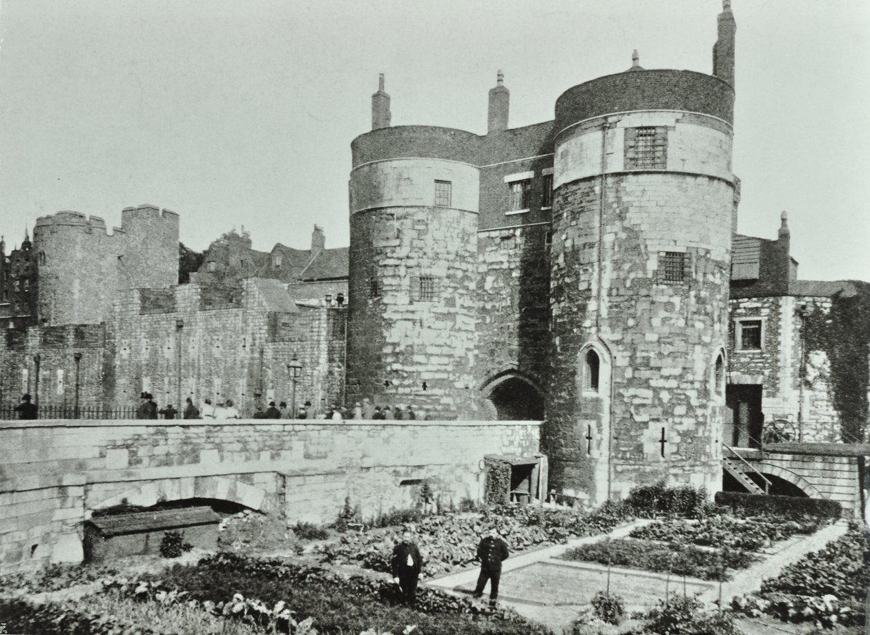 Tower of London, Tower Hill: the beauchamp a Byward Towers, 1895 od English Photographer