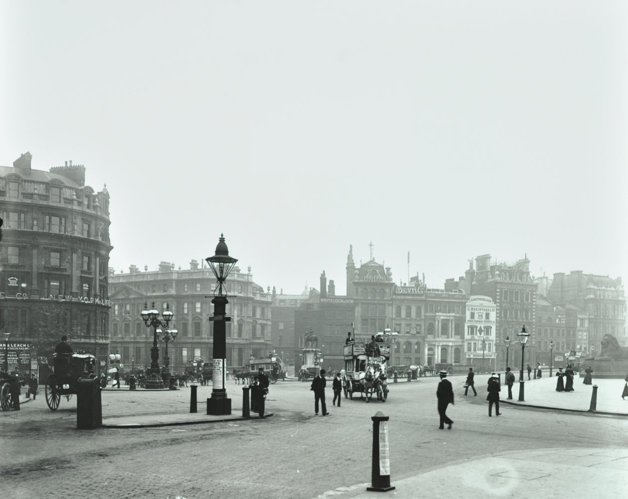 Trafalgar Square, Westminster LB: Trafalgar Square při pohledu na východ k Charing Cross, 1896 od English Photographer