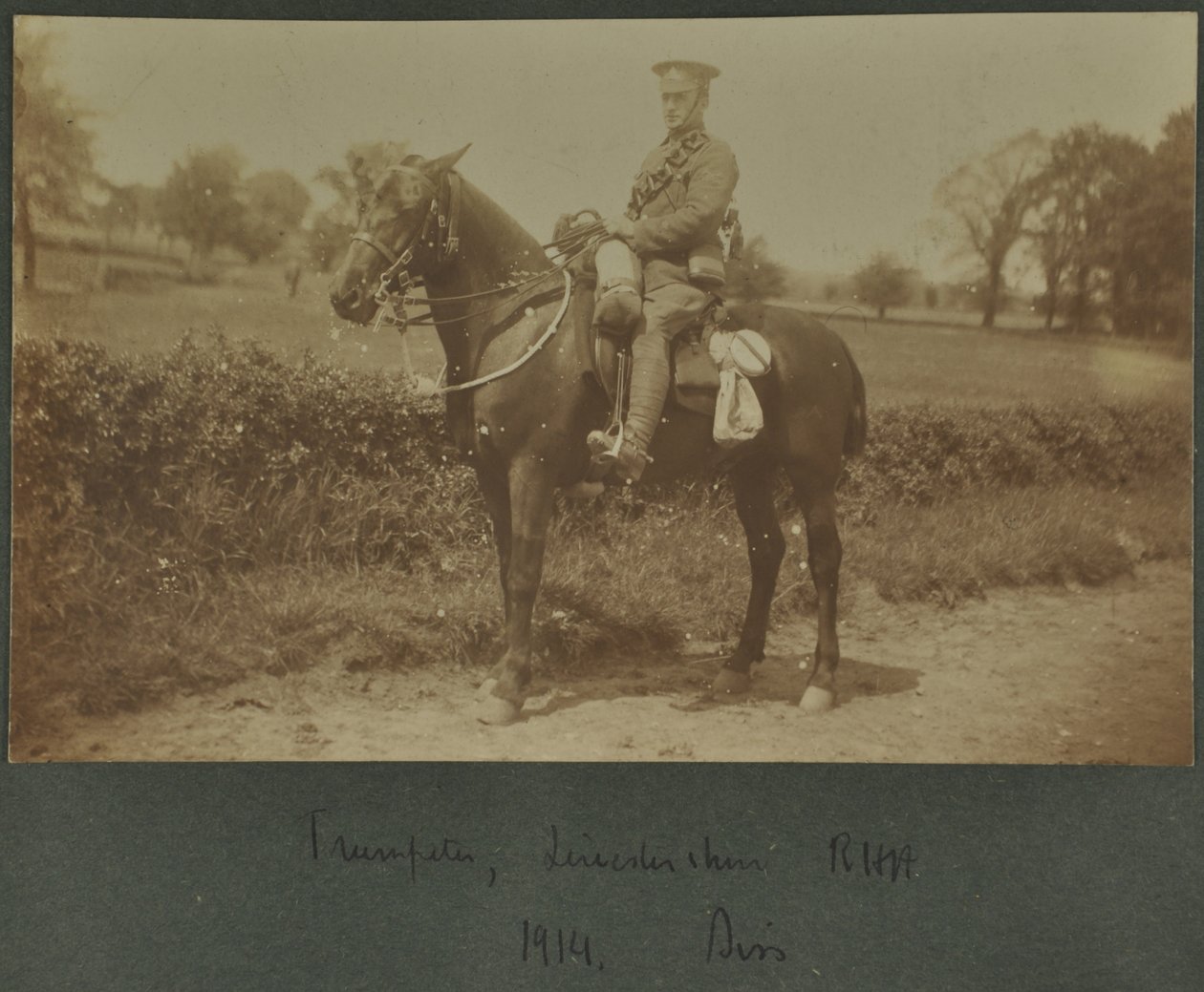 Trumpetista z Leicestershire Royal Horse Artillery ve výcvikovém táboře v Diss, 1914 od English Photographer