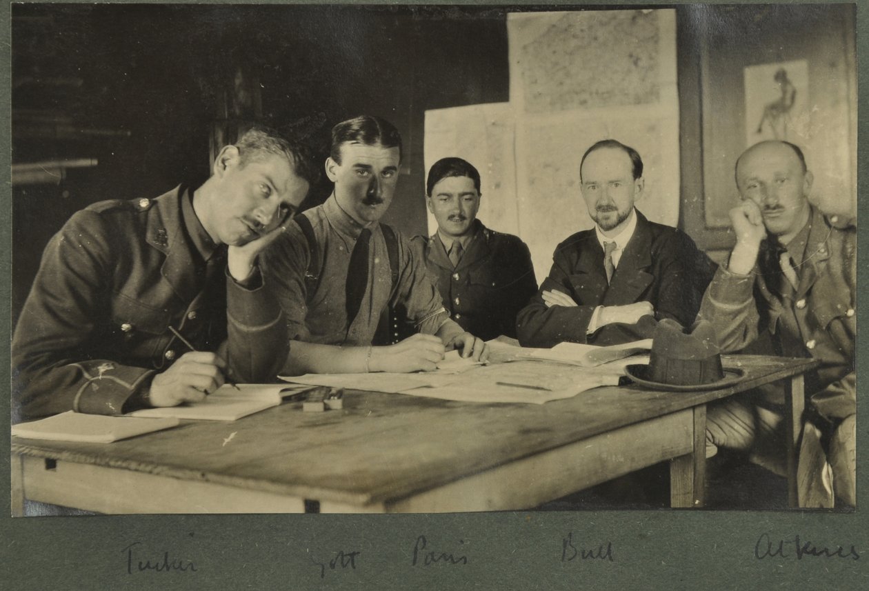 Tucker, Golt, Paříž, Býk, Atkins, kolem roku 1916 od English Photographer