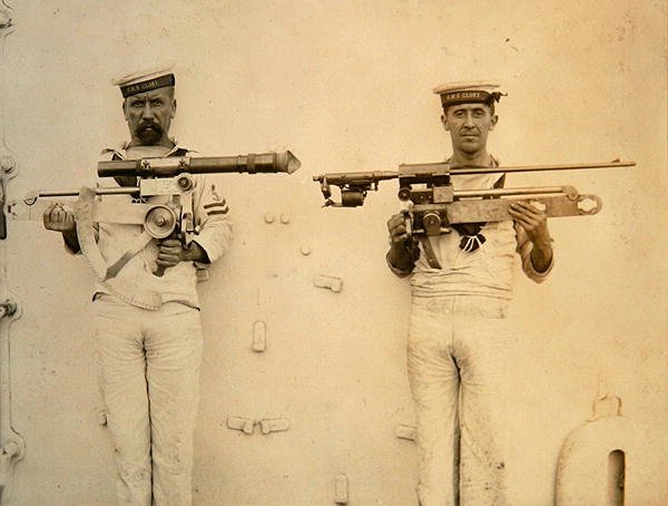 Dva námořníci z lodi HMS Glory drží děla od English Photographer