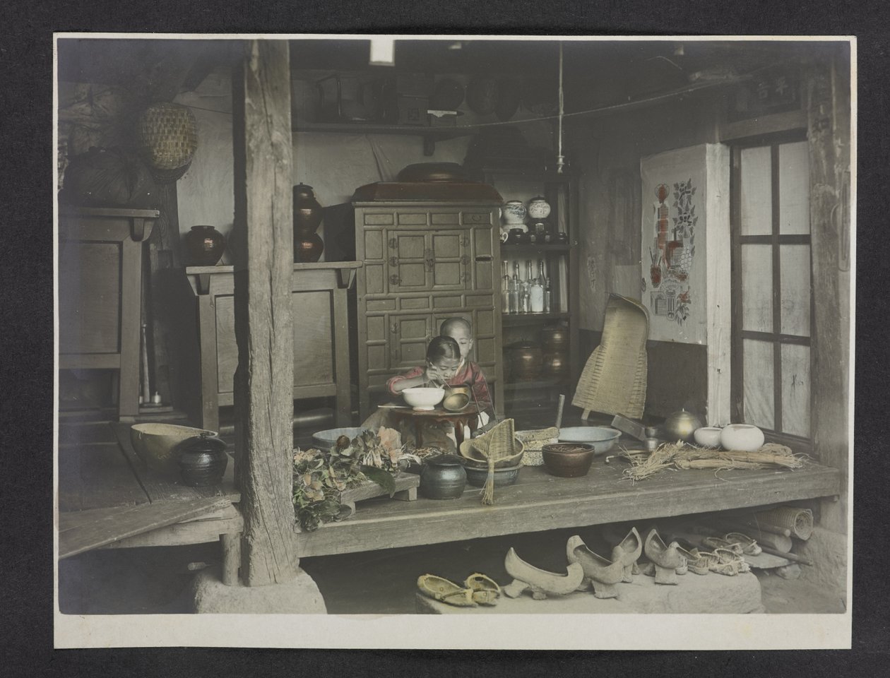 Dvě děti jedí v domě, Photograph Album of Korea od English Photographer
